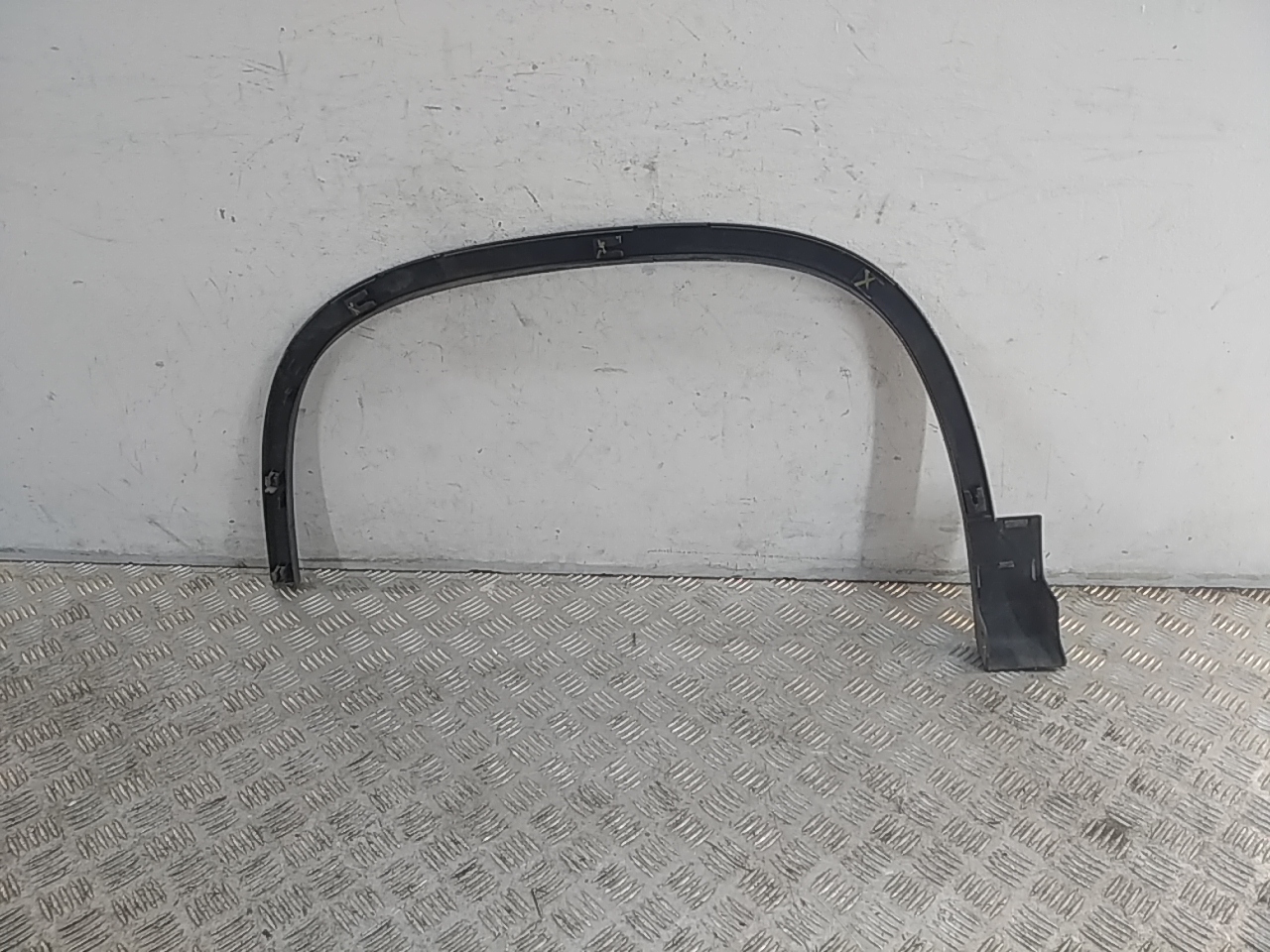 Накладка переднего крыла левого