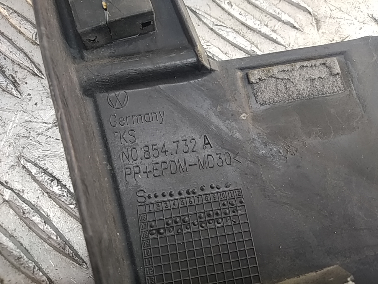 Накладка переднего крыла левого