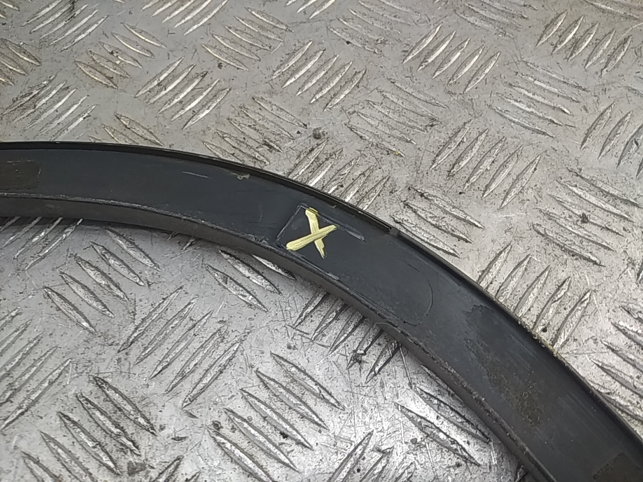 Накладка переднего крыла левого