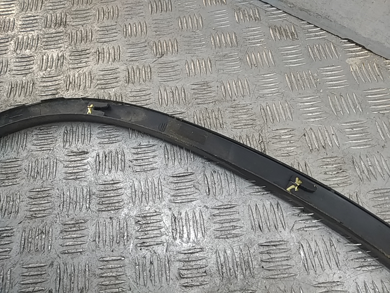 Накладка переднего крыла левого