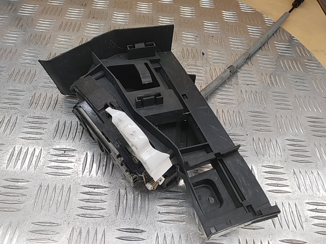 Замок двери задней правой