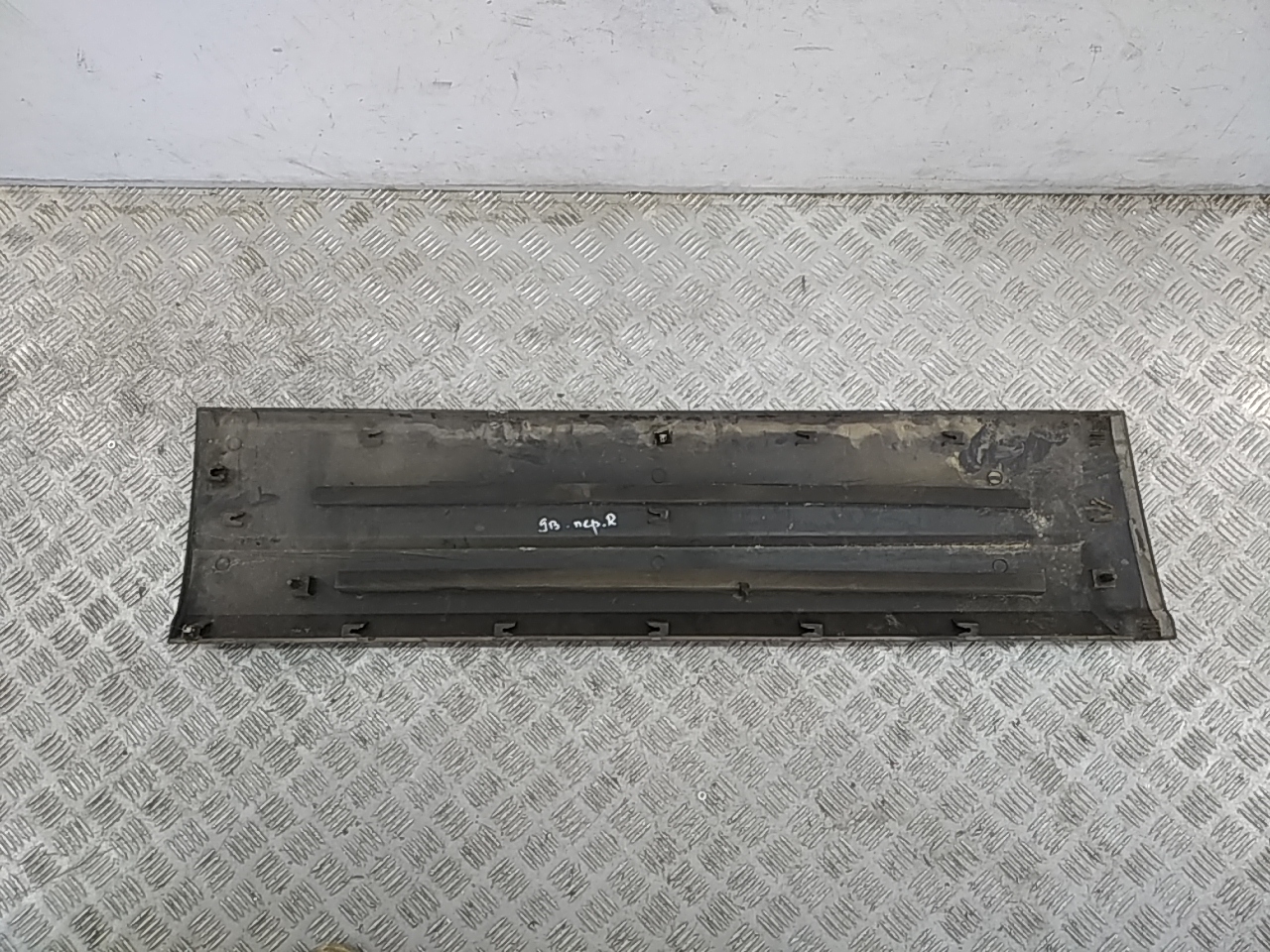 Накладка двери передней правой