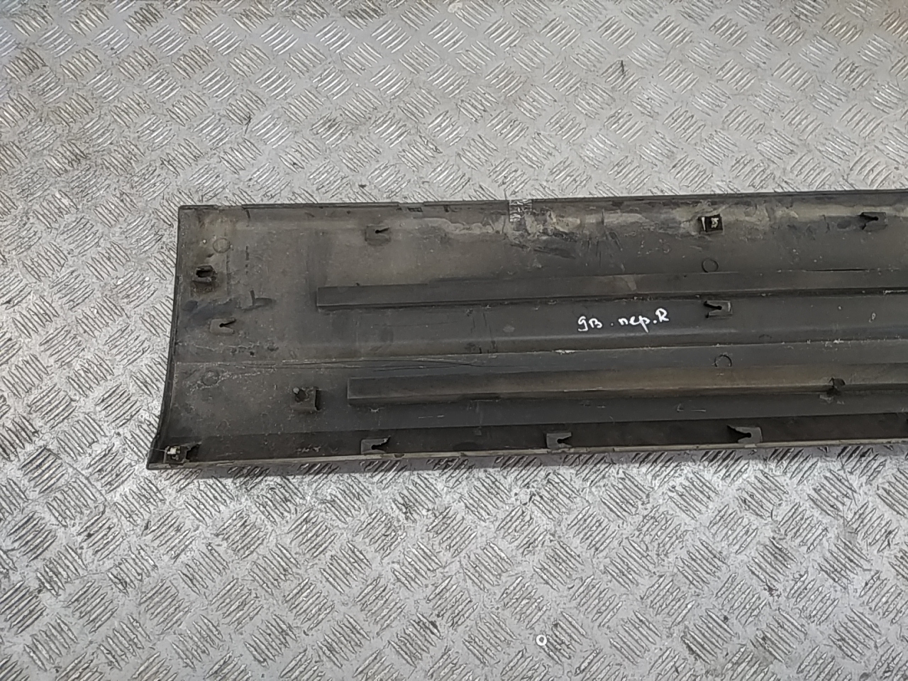 Накладка двери передней правой