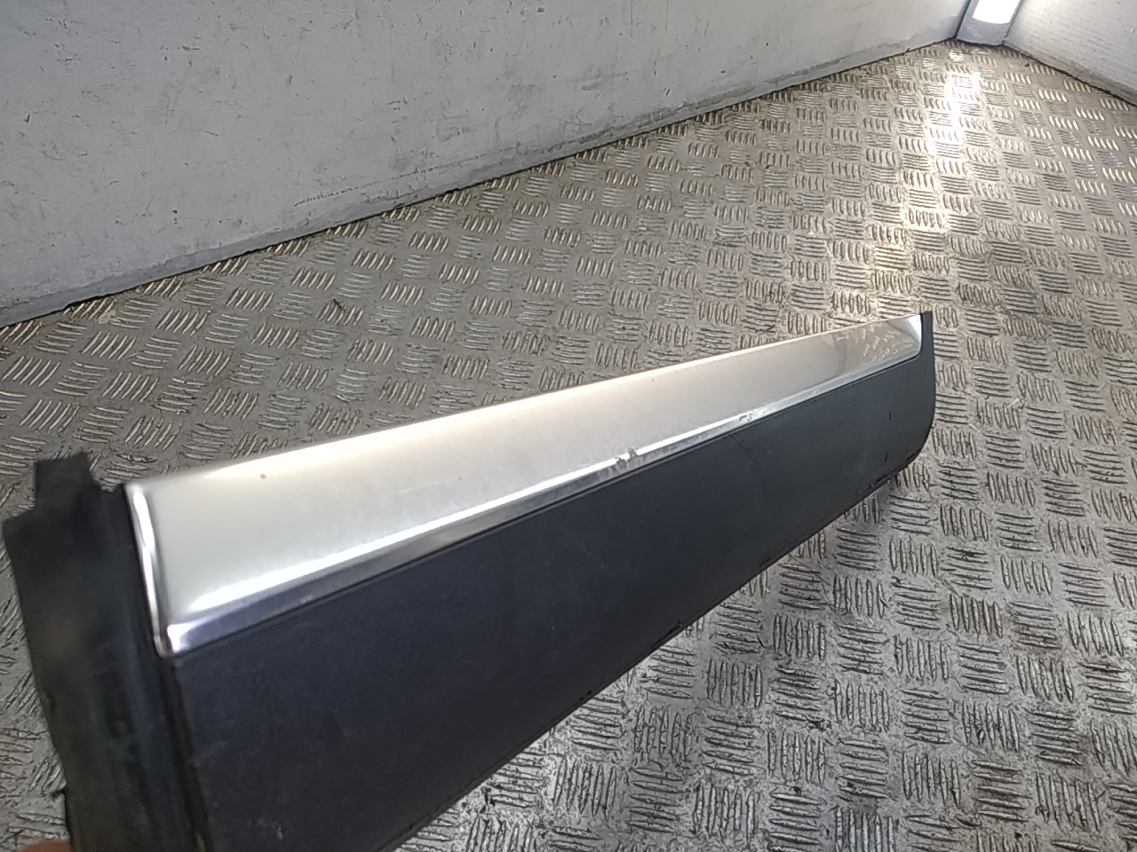 Накладка двери задней левой