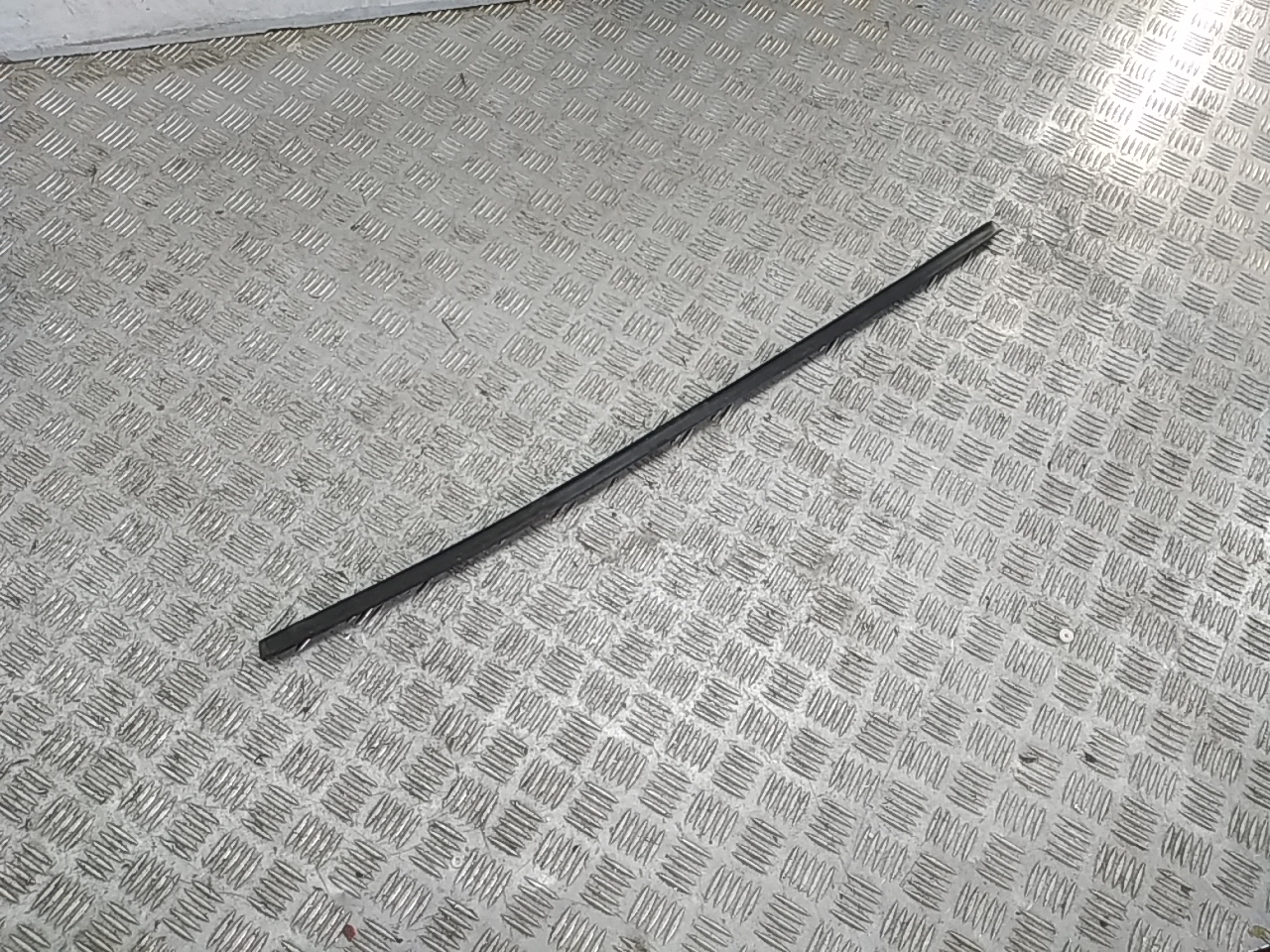 Накладка стекла заднего левого