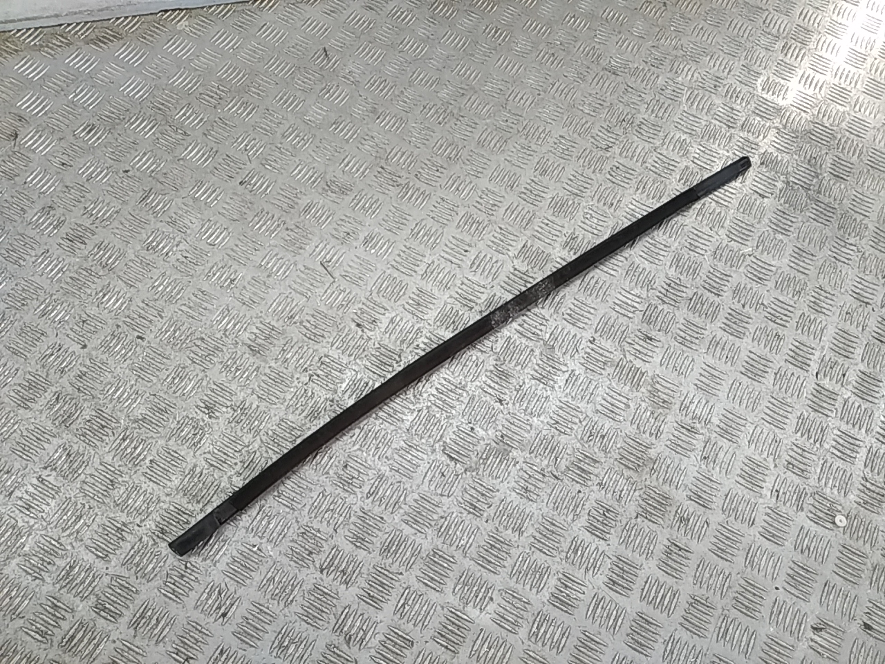 Накладка стекла заднего левого