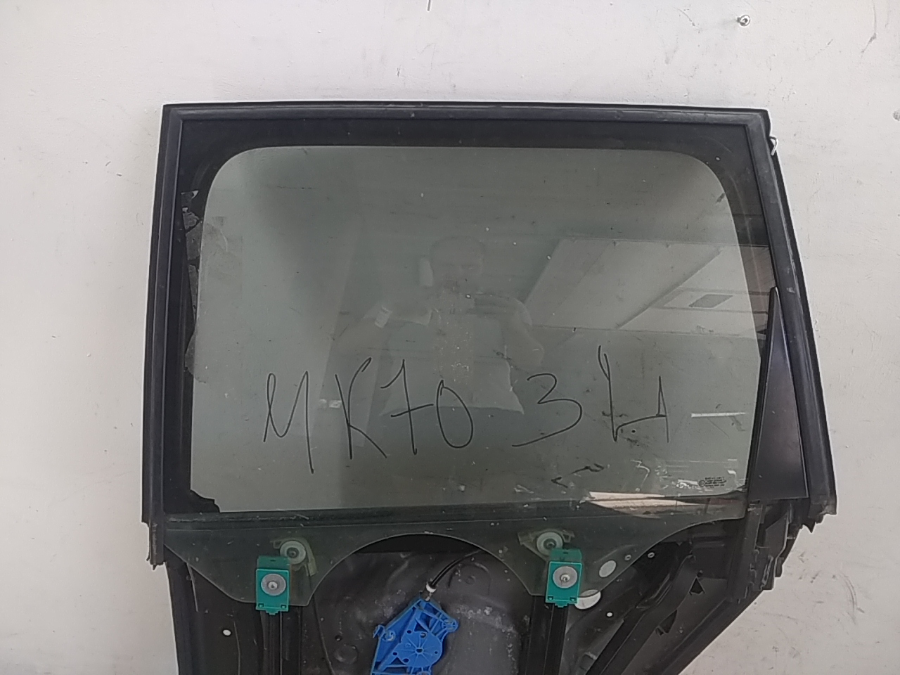Стекло двери задней левой