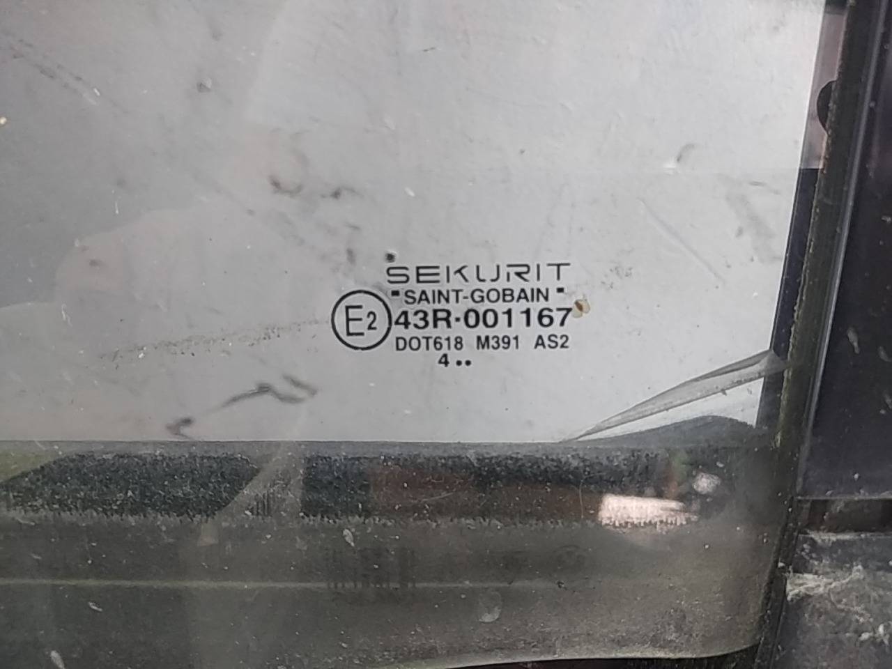 Стекло двери задней левой