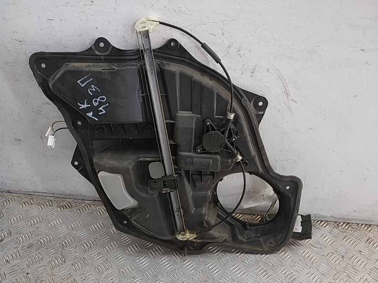 Стеклоподъемник электр. задний правый