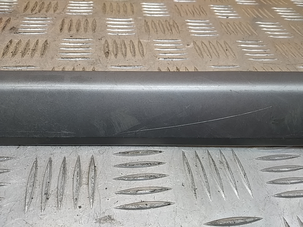 Накладка двери передней правой