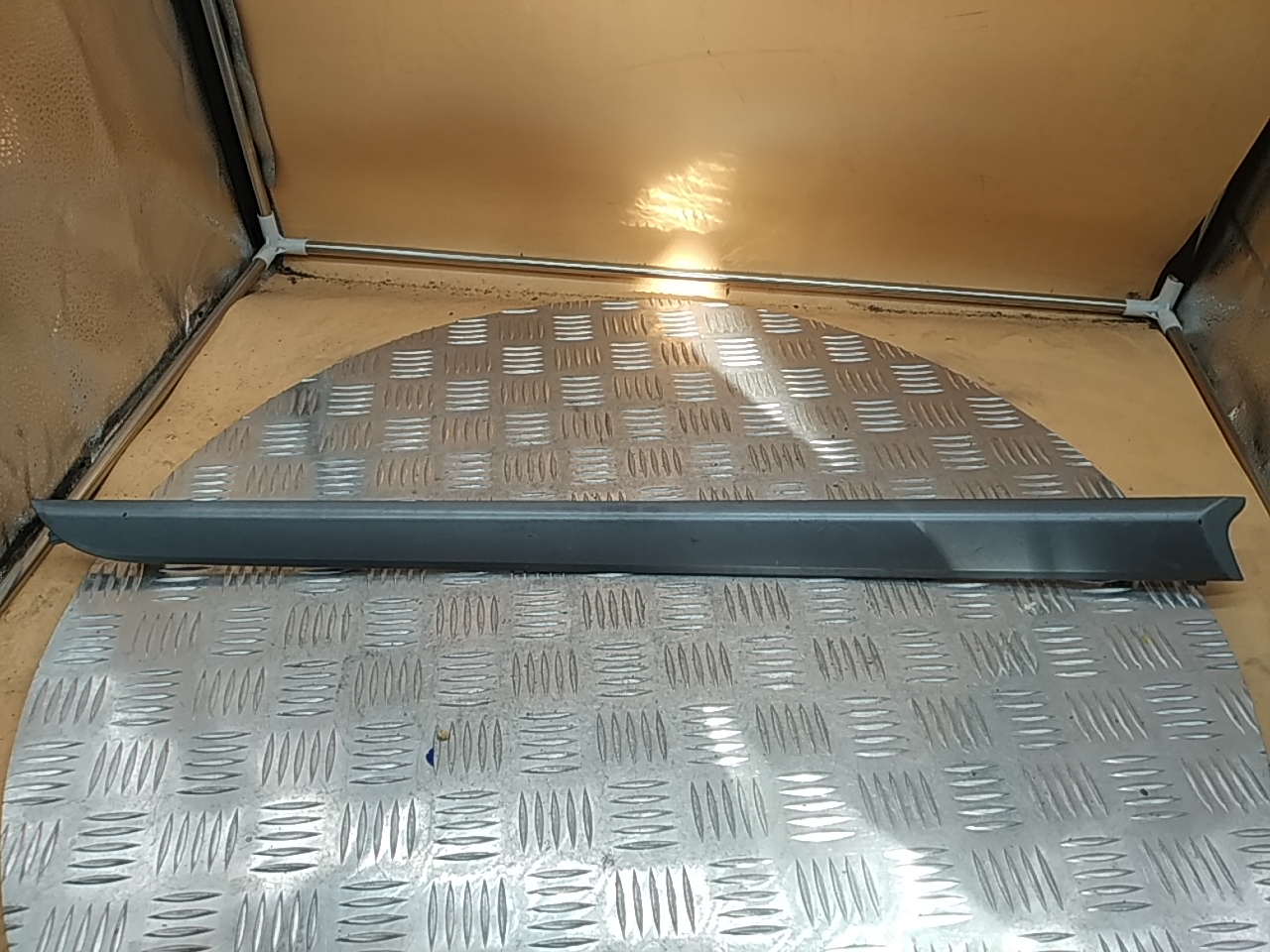 Накладка двери передней правой