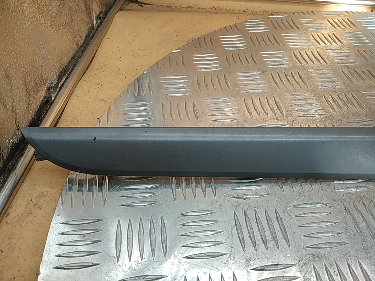 Накладка двери передней правой