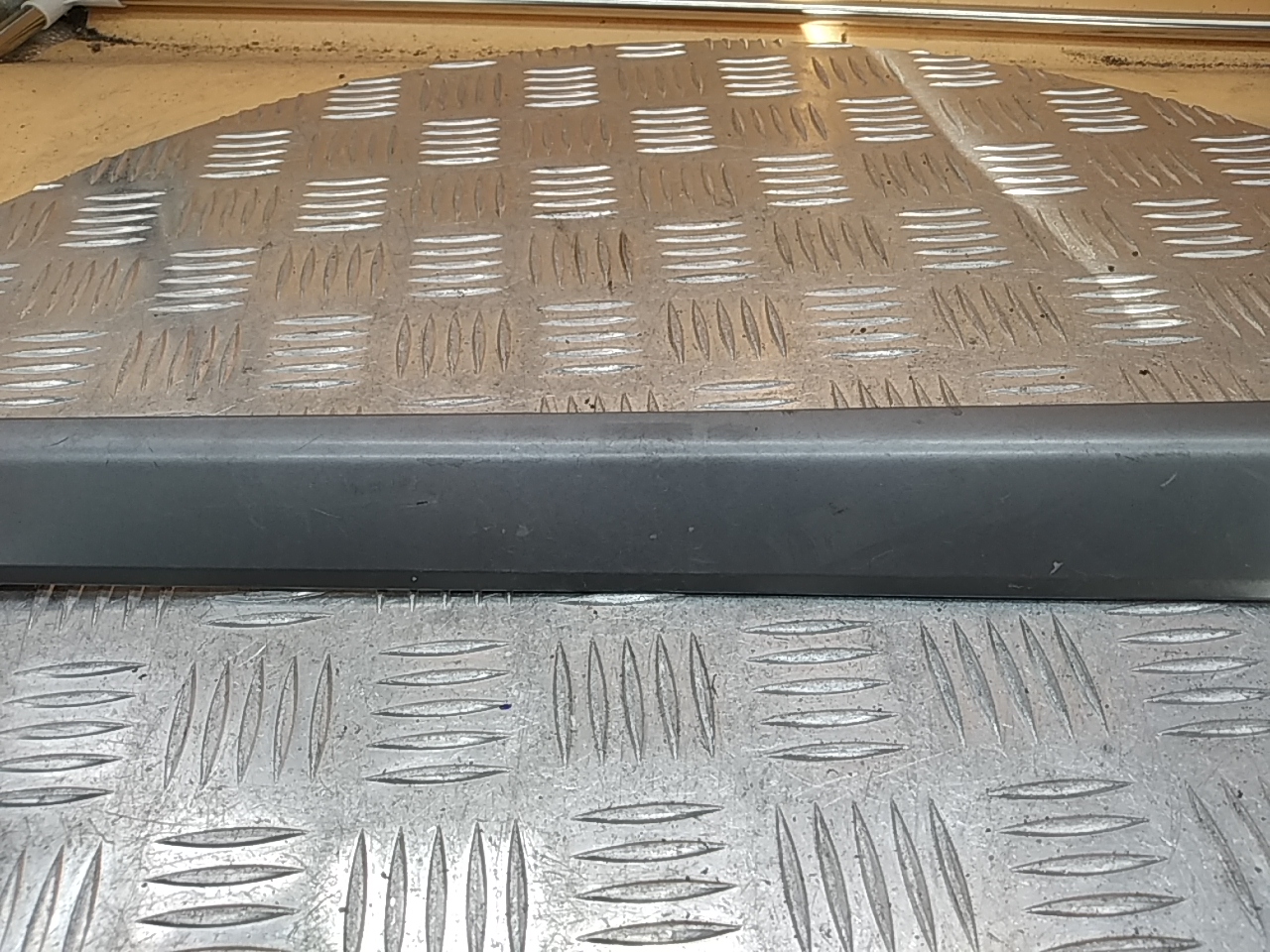 Накладка двери передней правой