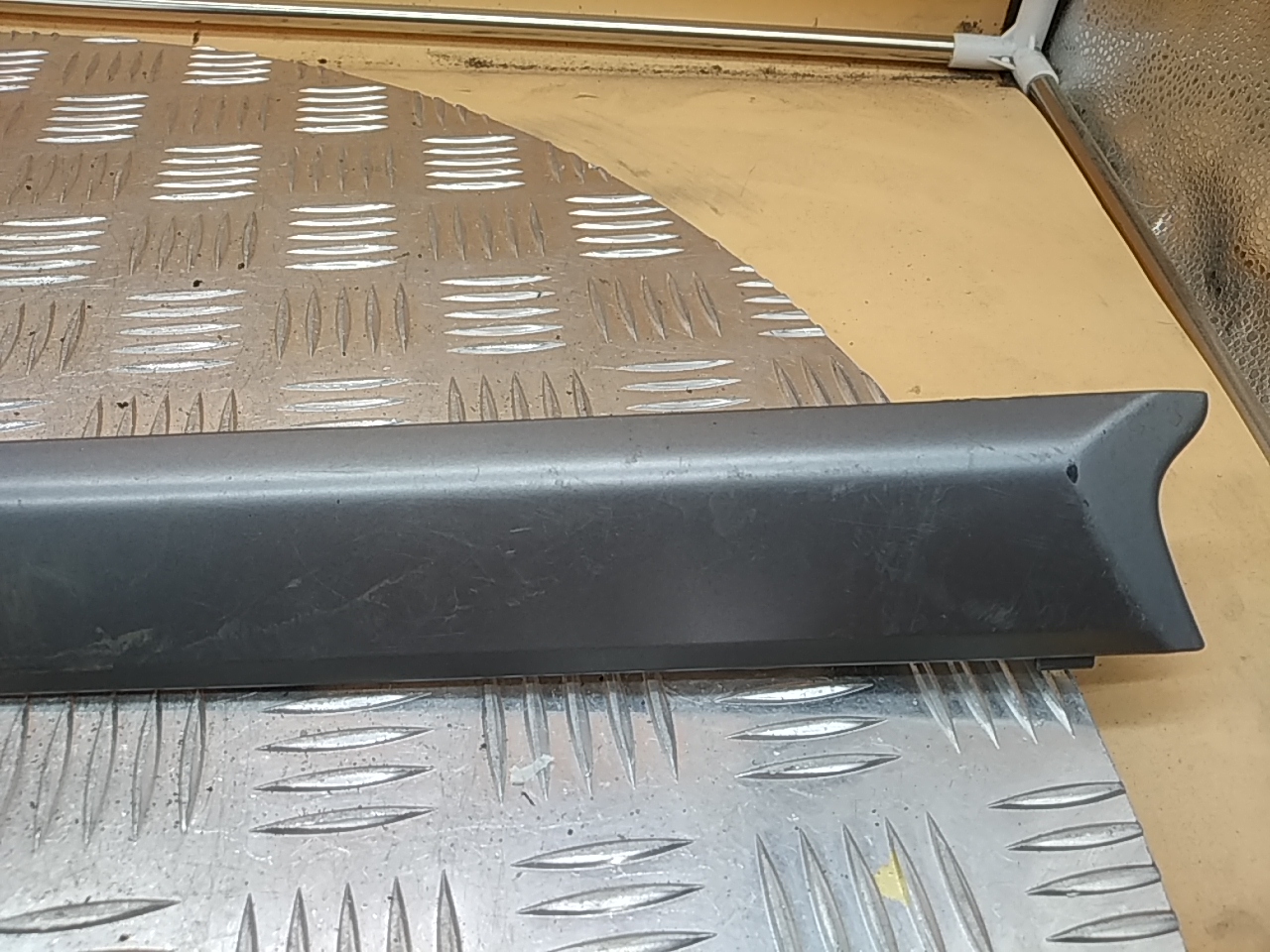 Накладка двери передней правой