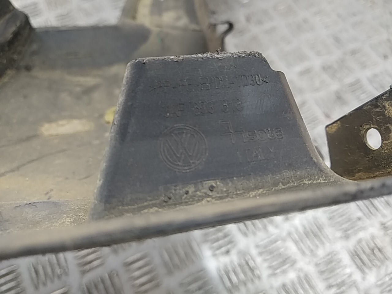 Накладка заднего крыла левого