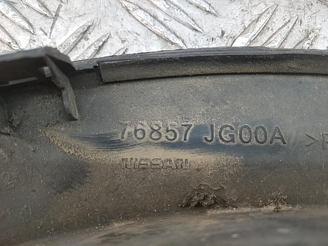 Накладка заднего крыла левого