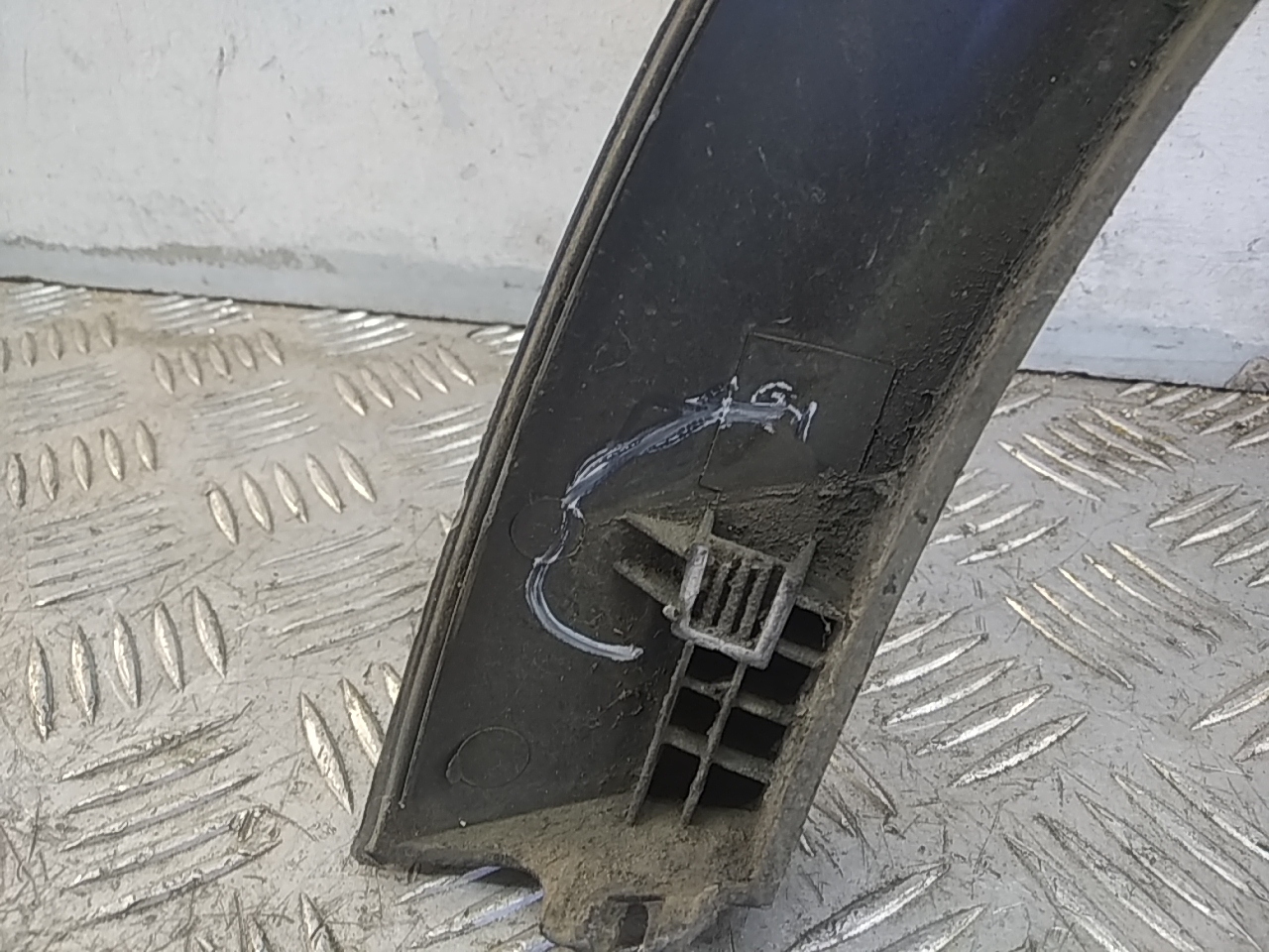 Накладка заднего крыла левого