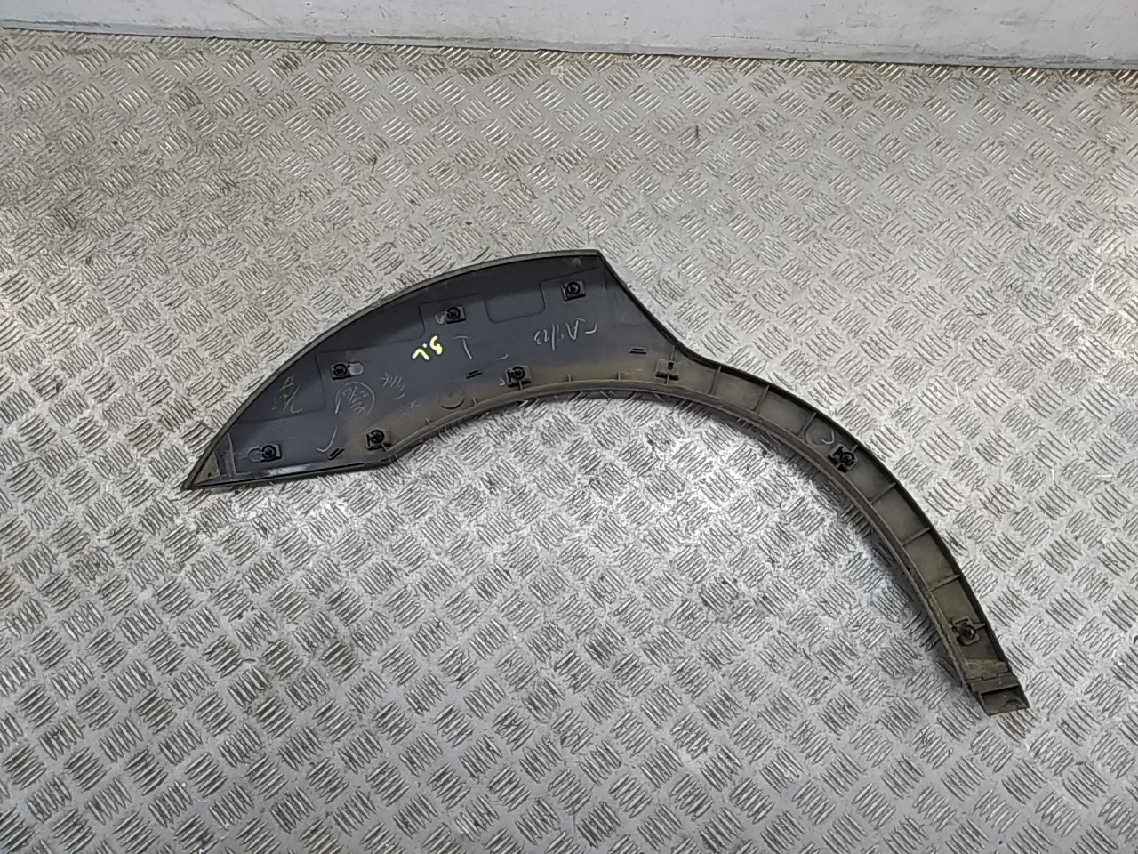 Накладка заднего крыла левого