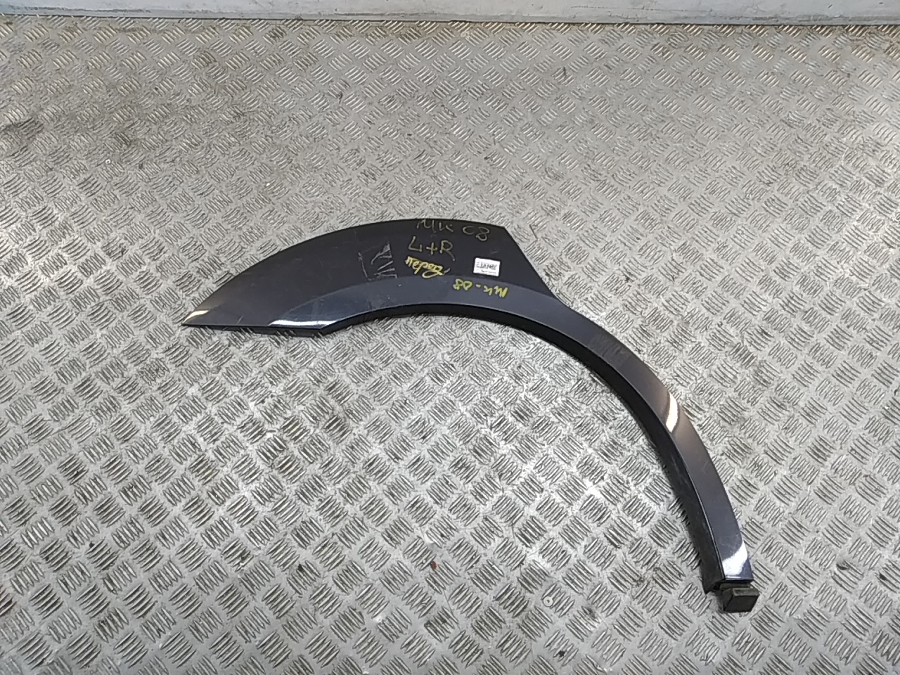 Накладка заднего крыла правого