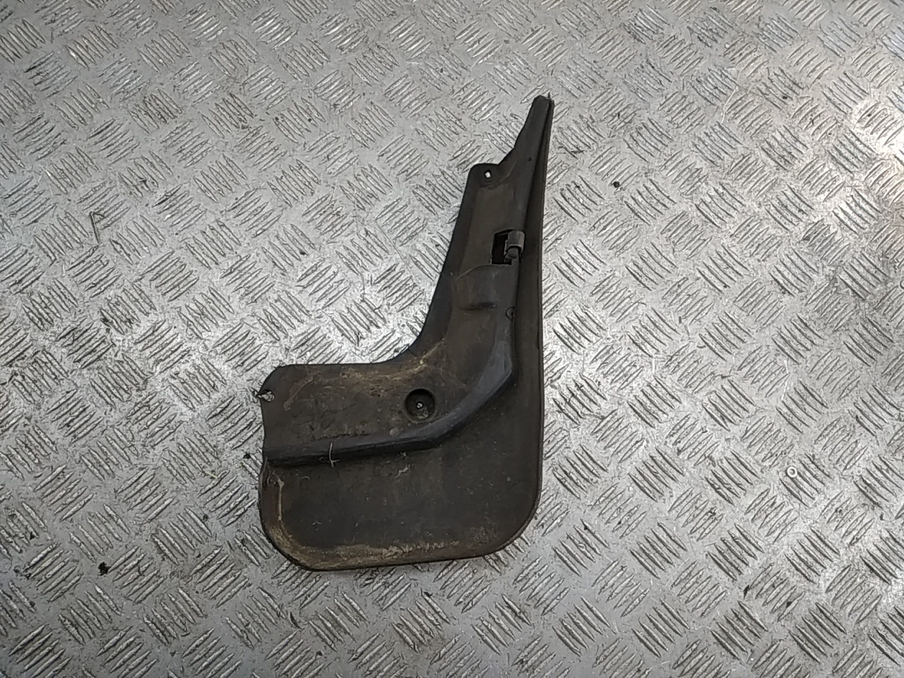 Брызговик задний левый