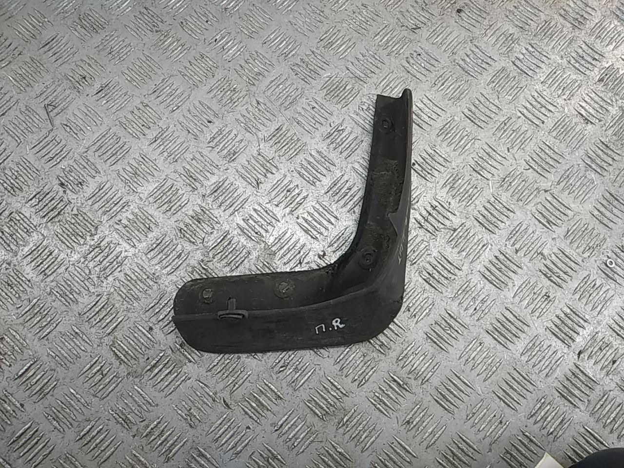 Брызговик передний правый