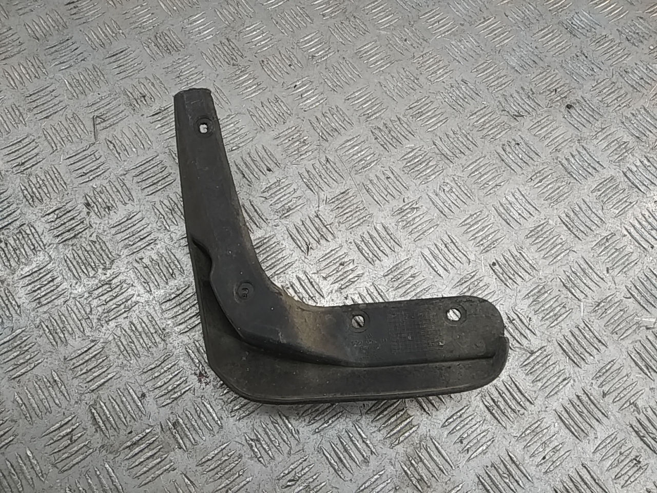 Брызговик передний правый