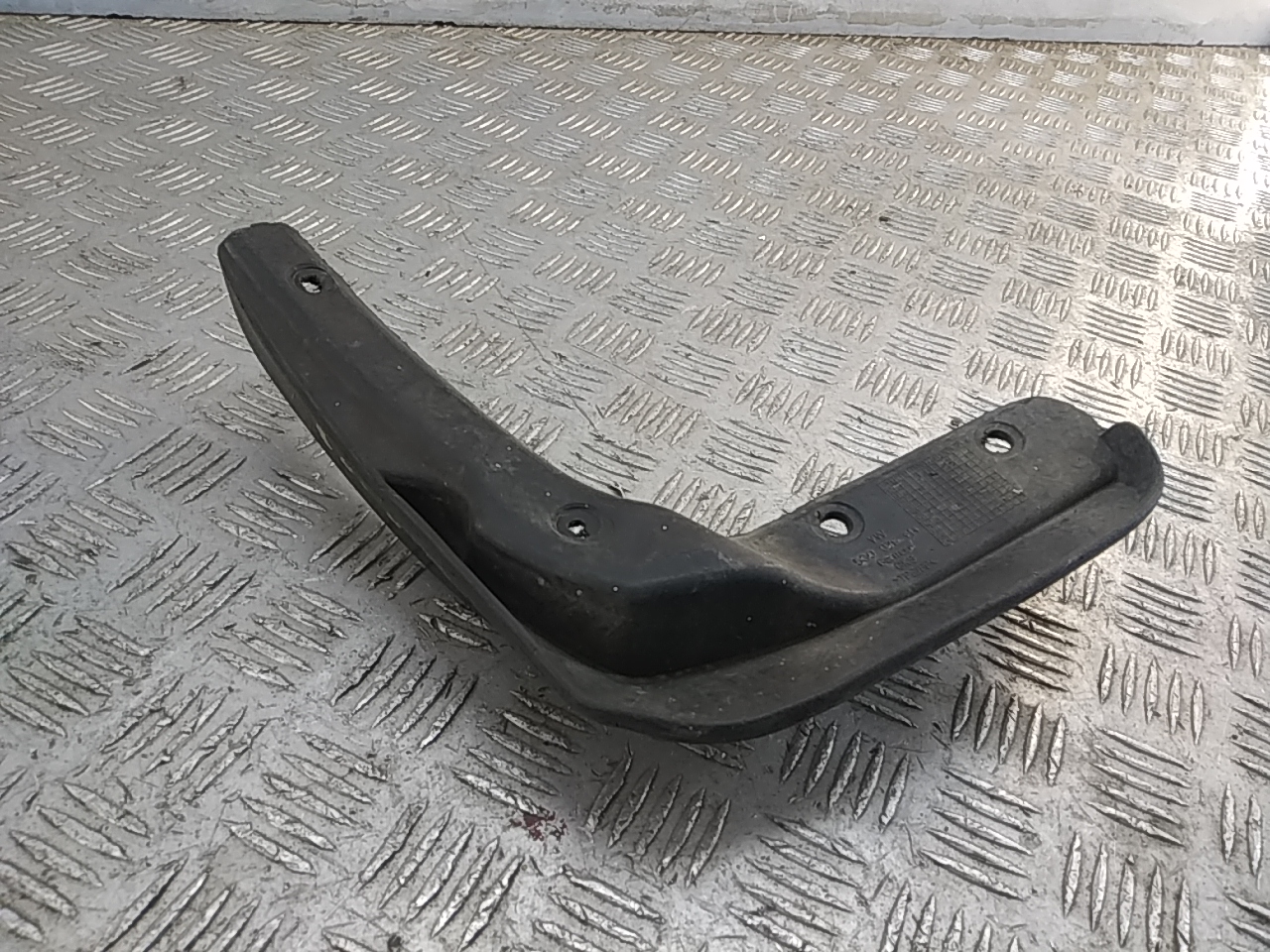 Брызговик передний правый