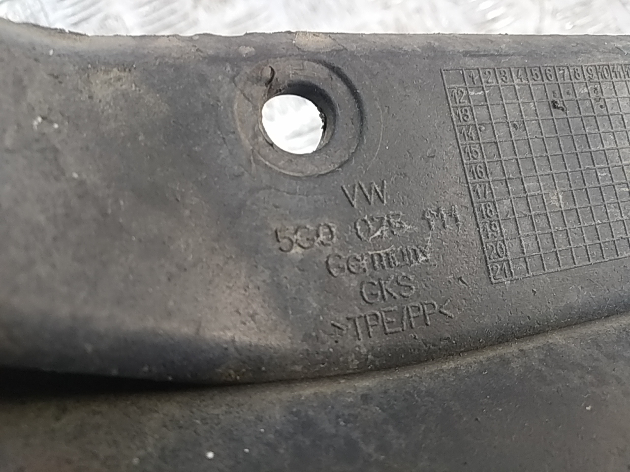 Брызговик передний правый