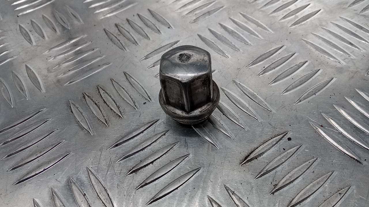Гайка колеса