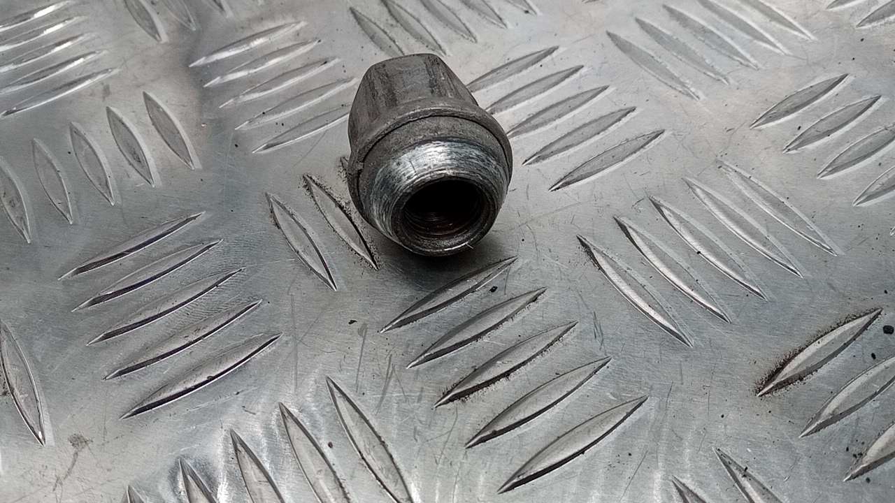 Гайка колеса