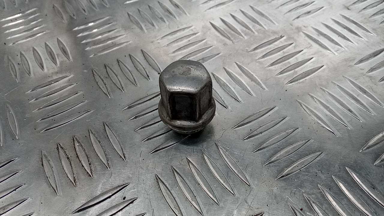 Гайка колеса