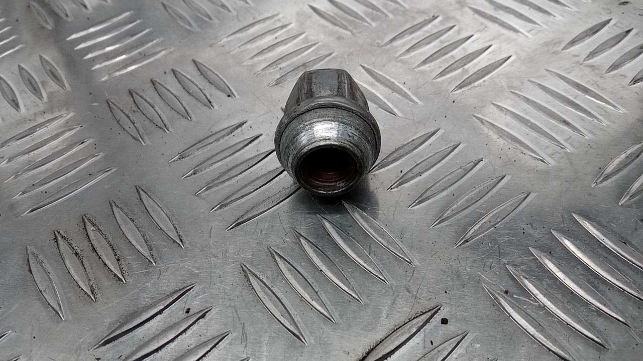 Гайка колеса