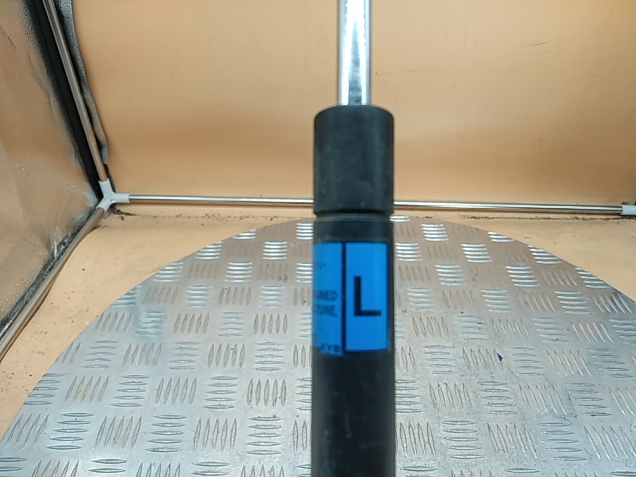 Амортизатор капота