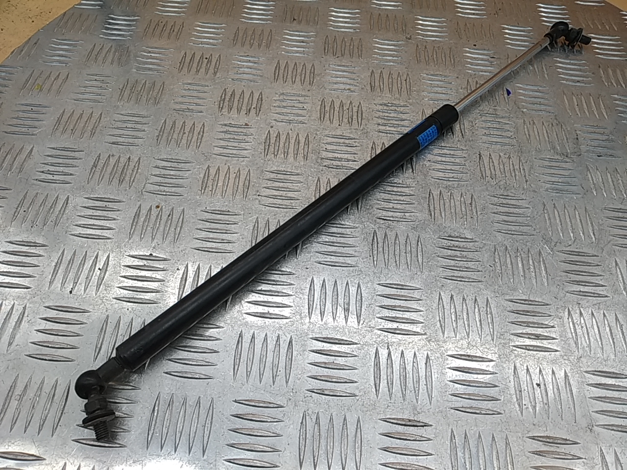 Амортизатор капота