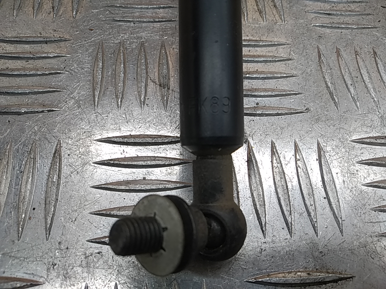 Амортизатор капота