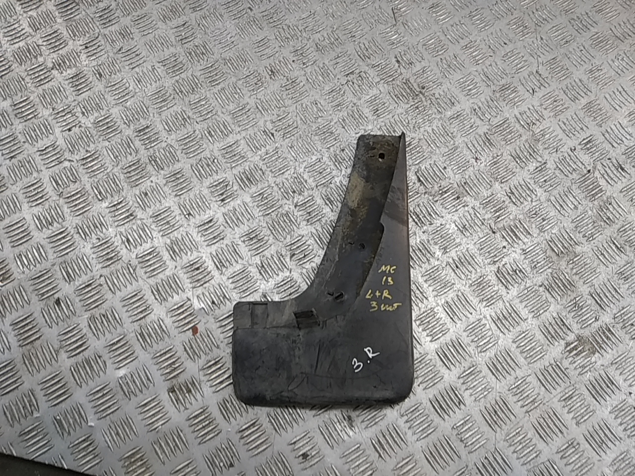 Брызговик задний правый