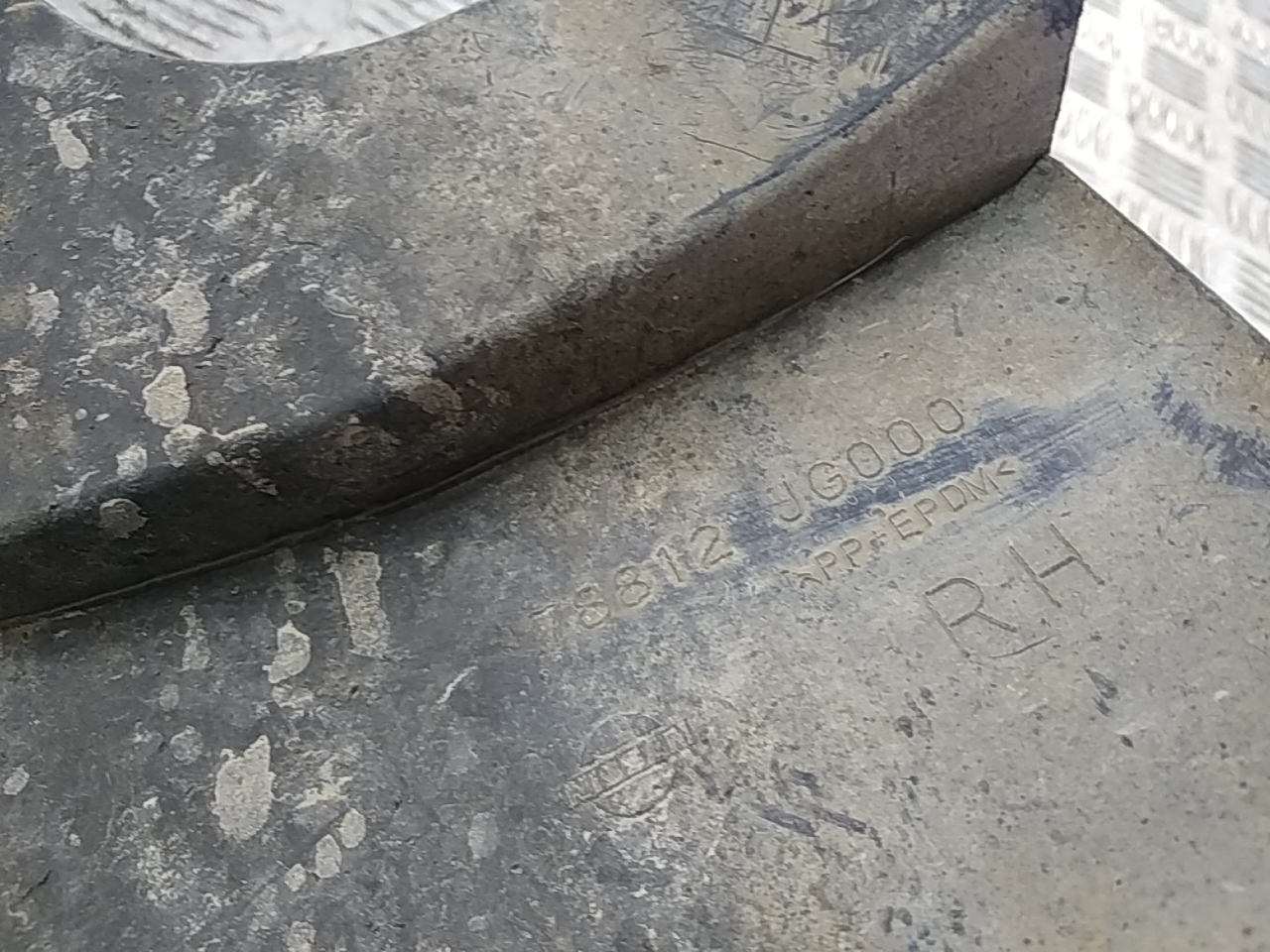 Брызговик задний правый