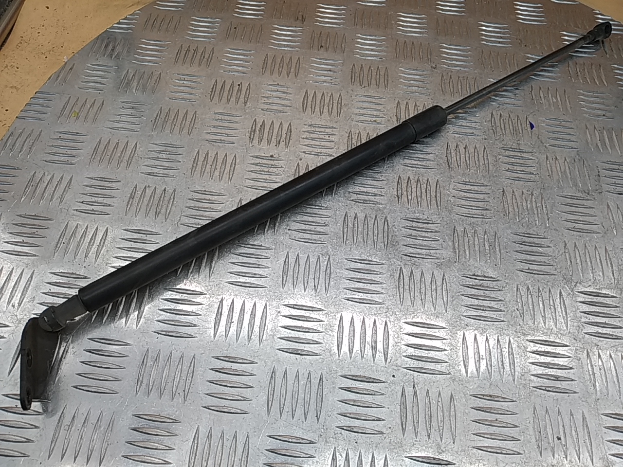 Амортизатор двери багажника