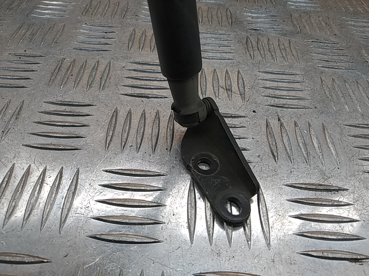 Амортизатор двери багажника