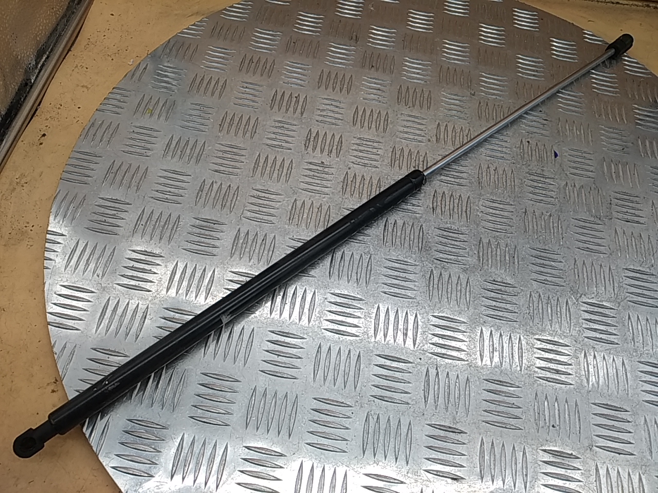 Амортизатор капота