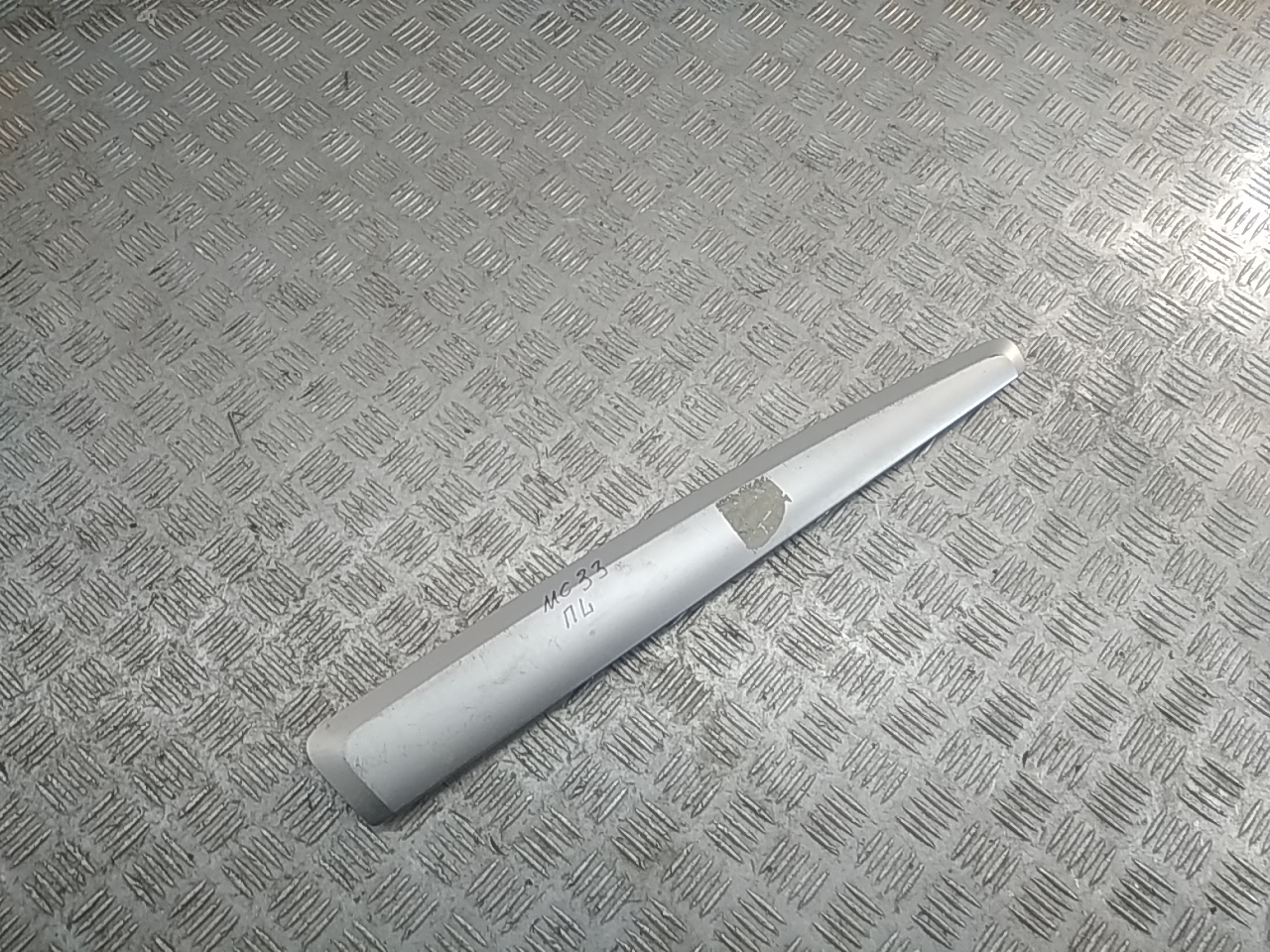 Накладка двери передней левой