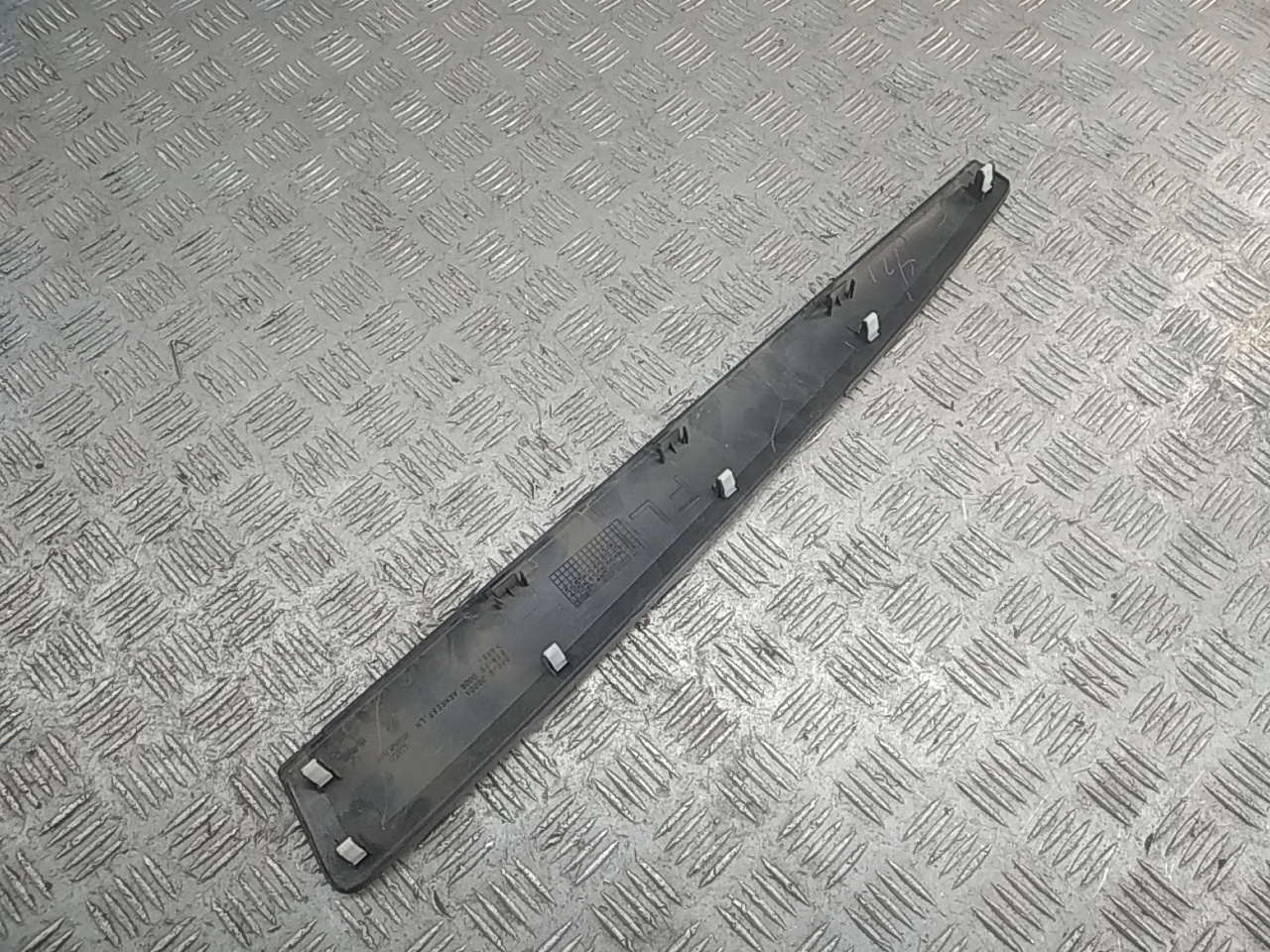 Накладка двери передней левой