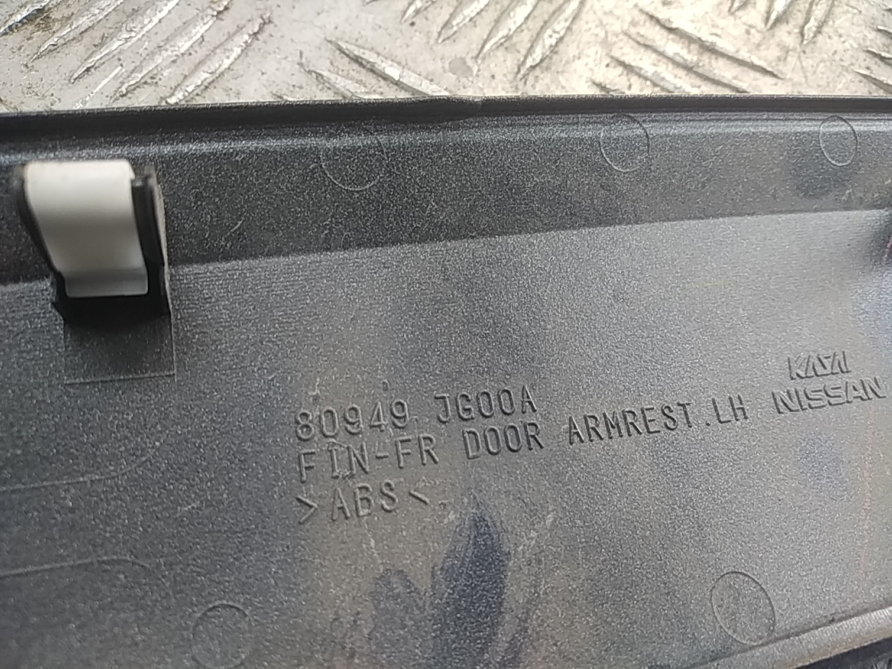 Накладка двери передней левой