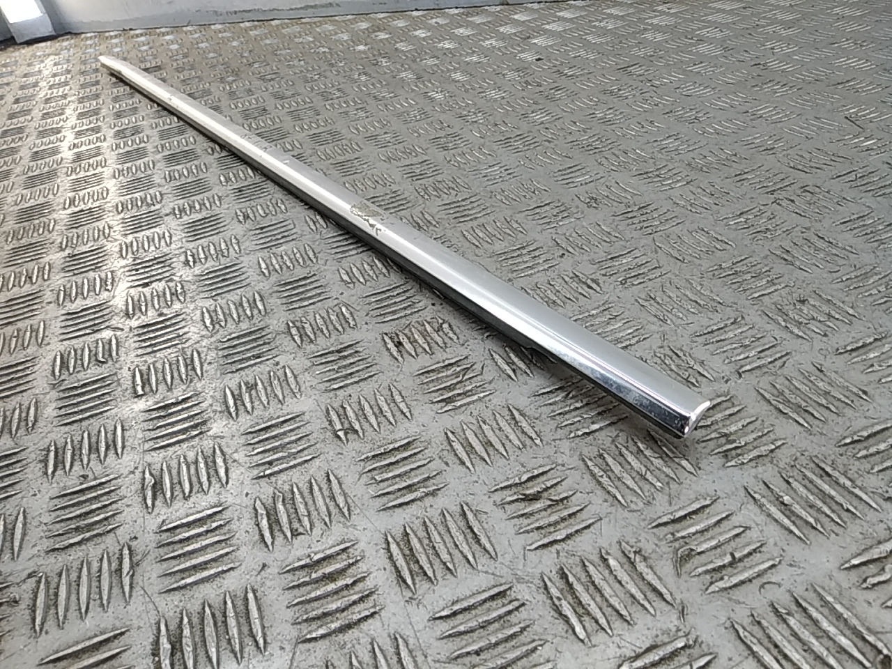 Накладка стекла переднего правого