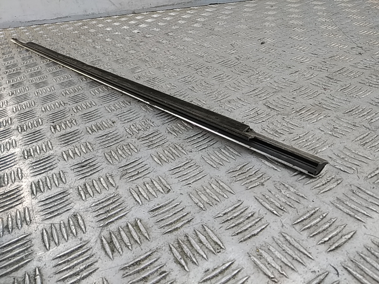 Накладка стекла переднего правого