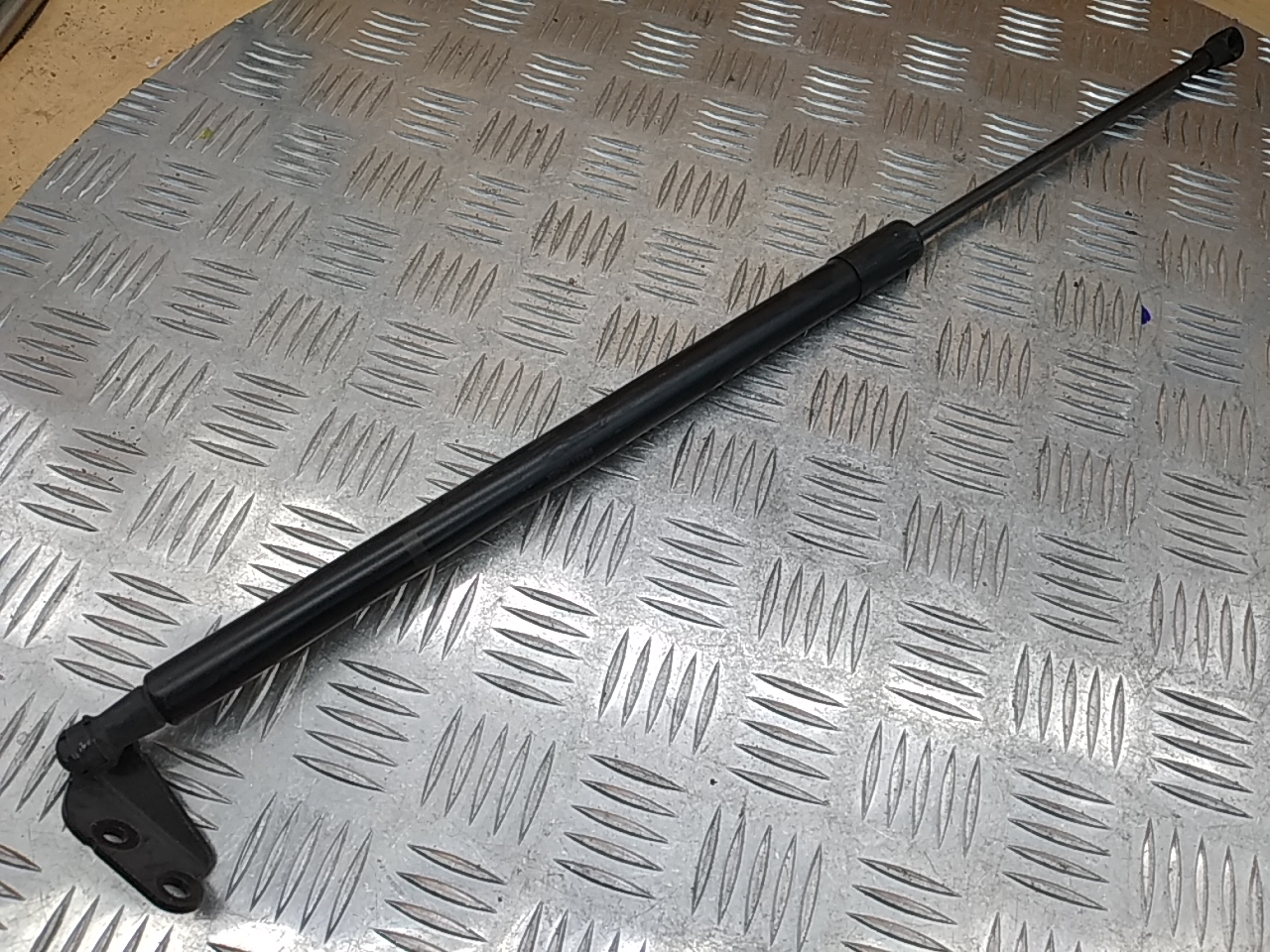 Амортизатор двери багажника