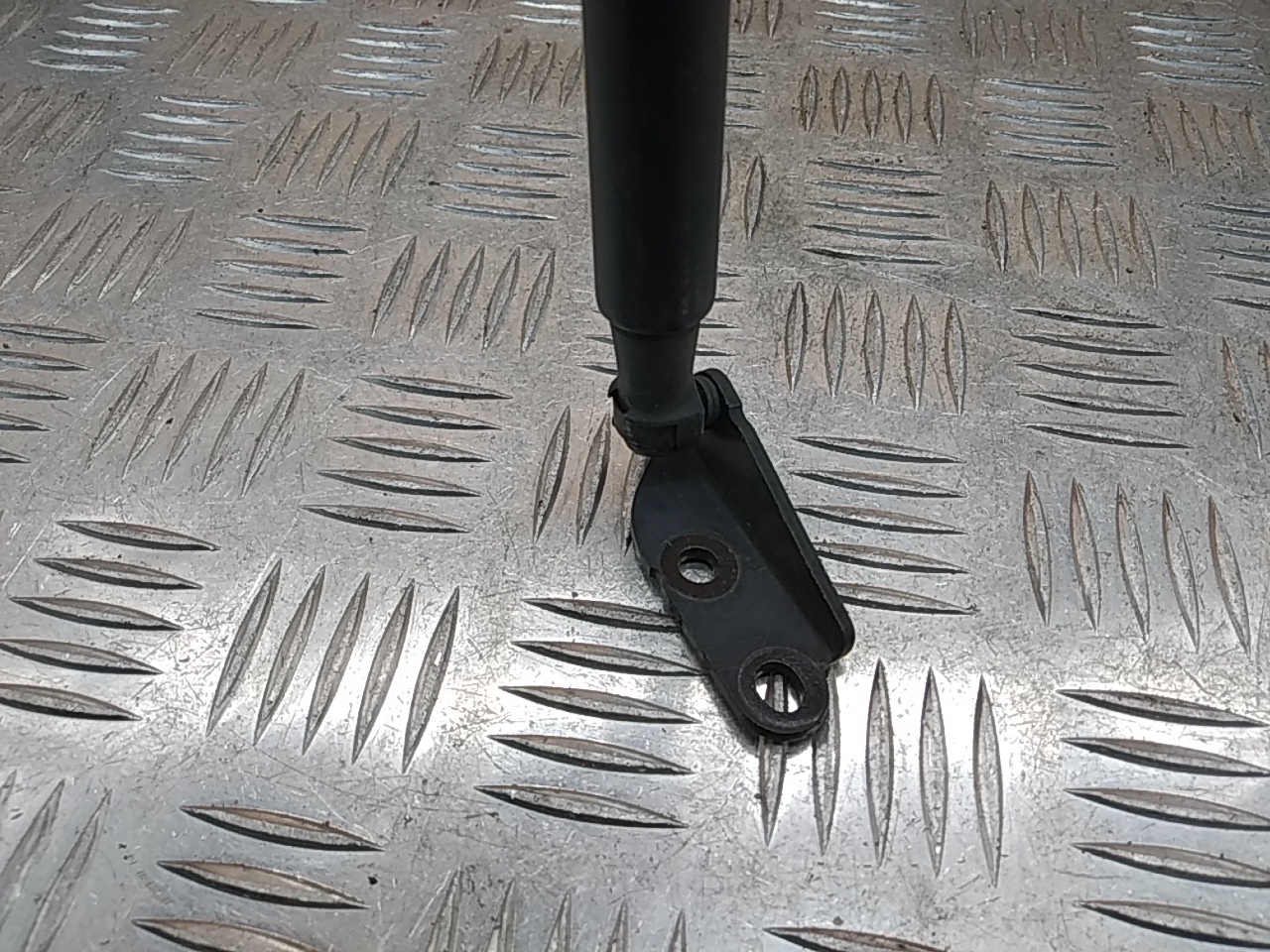 Амортизатор двери багажника