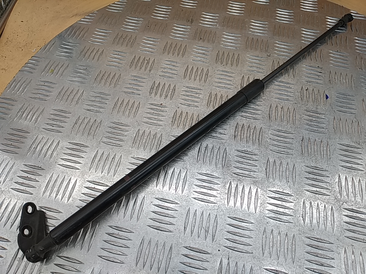 Амортизатор двери багажника