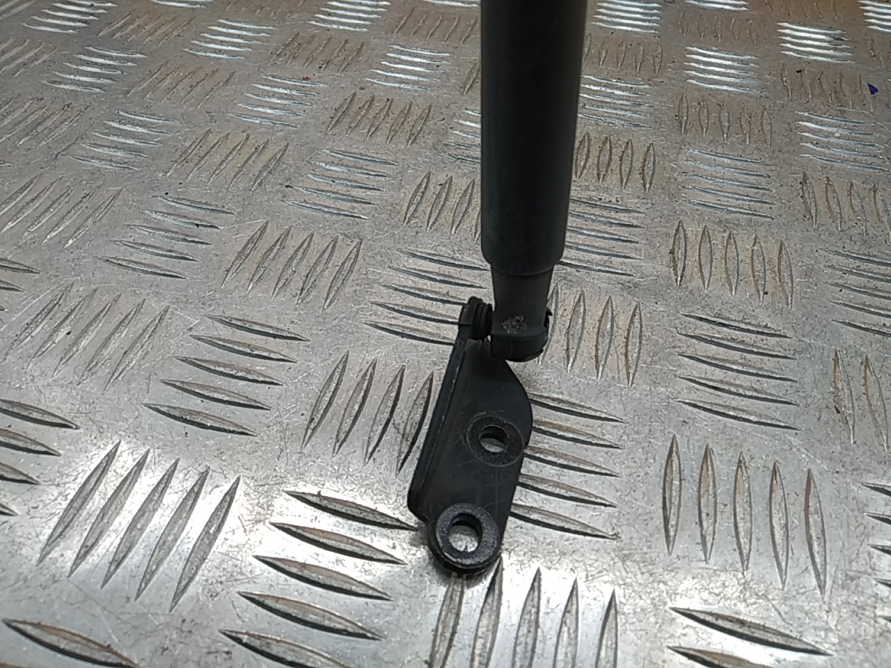 Амортизатор двери багажника