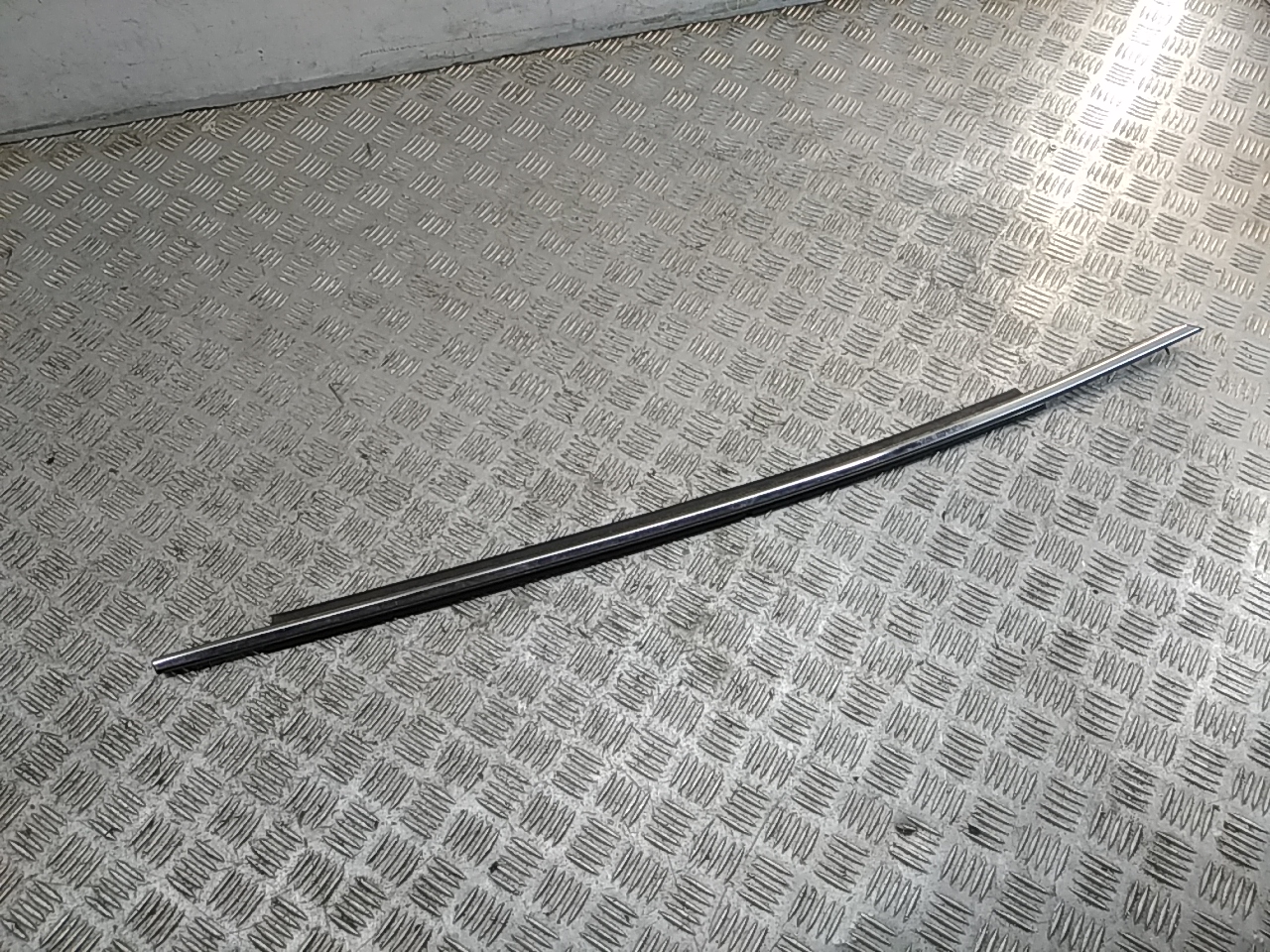 Накладка стекла переднего правого